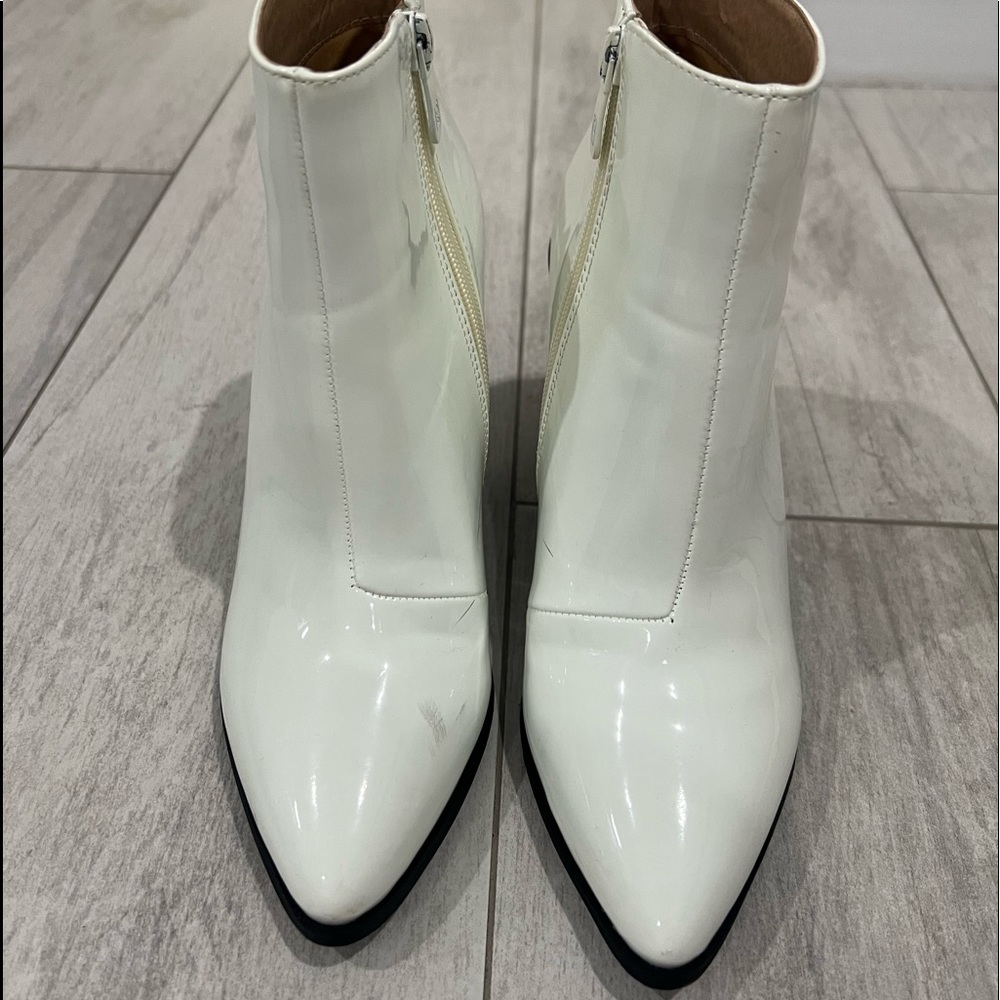 PATENT LEATHER WHITE BOOTIES